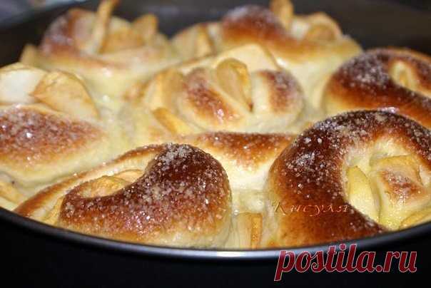Пирог с тройной начинкой и яблоками

Продукты:
тесто:
молоко 125 мл

масло сливочное 50 г
сахар 75 г
яйцо 2 шт.
дрожжи свежие 18 г или сухие (6 г)
соль
мука 370-400 г

начинка:
молоко 100 мл
мак 50 г
орехи грецкие 50 г
изюм 50 г
сахар 50 г
ром 1 ст. л.
яблоко (кислое) 3 шт.

Приготовление:

Молоко нагреть, растворить в нём сахар и масло.

Яйца (один желток оставить) слегка взбить вилкой с щепоткой соли. Влить в остывшее молоко, смешать.

Свежие дрожжи растереть с половиной...