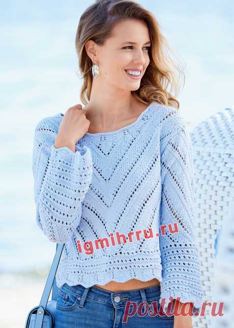 Голубой пуловер с диагональным узором. Вязание спицами со схемами и описанием
