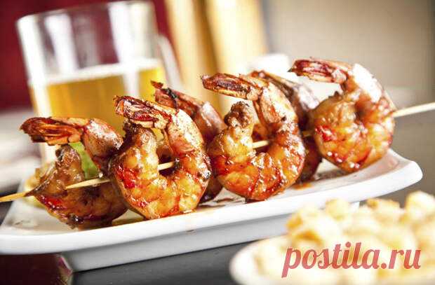 10 простых и вкусных способов приготовить креветки - Steak Lovers - 18 марта - Медиаплатформа МирТесен Креветки можно назвать одним из самых недооцененных продуктов на наших кухнях. Мы все привыкли к тому, что иногда варим их и подаем к пиву, но дальше рамок этого гастрономического стереотипа процесс выходит очень редко. Вместе с тем, в мире существует множество способов приготовить креветки и - 18 марта - 43730695428 - Медиаплатформа МирТесен