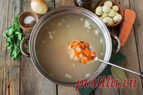 Бульон из-под пельменей не выливайте: Показываю, как использую его повторно А почему бы не использовать бульон из-под пельменей в качестве основы супа? Вполне логичное, по-моему, решение. Там уже есть и некоторый навар, и лавровый лист, и перец: кто с чем варить. Тем более, ч