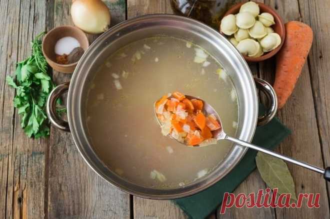 Бульон из-под пельменей не выливайте: Показываю, как использую его повторно А почему бы не использовать бульон из-под пельменей в качестве основы супа? Вполне логичное, по-моему, решение. Там уже есть и некоторый навар, и лавровый лист, и перец: кто с чем варить. Тем более, ч