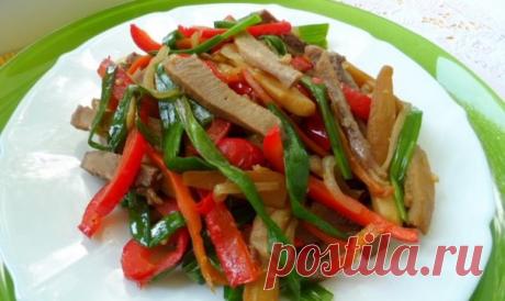 Теплый салат на ужин 

Ингредиенты: 
Помидор 
Болгарский перец 
Баклажан 
Отварная куриная грудка 
Вареное яйцо 
Оливковое масло 
Приправы 

Приготовление: 
Порезать на крупные кусочки и обжарить на антипригарке без масла. Добавить вареную куриную грудку и порезанное яйцо. Посолить, поперчить по вкусу. Заправить оливковым маслом и чуть бальзамиком. Я ещё добавила смесь сухих трав "прованские". Украсила базиликом