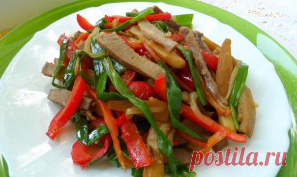 Теплый салат на ужин 

Ингредиенты: 
Помидор 
Болгарский перец 
Баклажан 
Отварная куриная грудка 
Вареное яйцо 
Оливковое масло 
Приправы 

Приготовление: 
Порезать на крупные кусочки и обжарить на антипригарке без масла. Добавить вареную куриную грудку и порезанное яйцо. Посолить, поперчить по вкусу. Заправить оливковым маслом и чуть бальзамиком. Я ещё добавила смесь сухих трав 