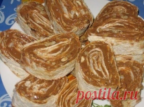 Лавашные сладости 
Ингредиенты: 
1 большой лаваш, 
1 баночка готовой вареной сгущенки, 
100г мягкого сливочного масла, 
1 стакан чищенных грецких орехов. 
Приготовление: 
Орехи измельчим скалкой. Смешаем вместе орехи, сгущенку и масло. Нанесем смесь слоем на лаваш и свернем его тугим рулетом. Положим на 1 час в холодильник, а потом нарежем кусочками. Замечательный десерт. 
Приятного аппетита!
Приглашаем вступить в нашу группу https://vk.com/chebarkulcity