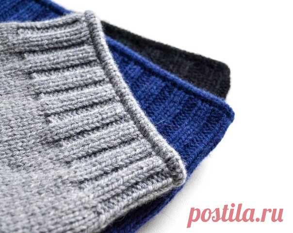 Закрытие края изделия

#закрытие_петель@knit_man, #обработка_края@knit_man

Закрытие руликом лицевой глади:
- после набора необходимой высоты резинки сокращаем одну петлю из 4х,
- провязываем 4-5 рядов лицевой глади,
- подшиваем открытые петли по изнанке к началу глади.
Спицы для вязания резинки и рулика на 0.5мм тоньше, чем для основного полотна.
Автор sitalkina
⠀

Ровных петелек, вяжите с нами.

Источник: https://www.instagram.com/p/CMkLkg2BvBh/