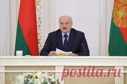 Лукашенко потребовал от военных умереть. Президент Белоруссии Лукашенко рассказал о проведенной встрече с военными и высказался о своем требовании к ним. По его словам, он потребовал от них умереть за страну и народ, если в этом возникнет необходимость. При этом Лукашенко посетовал, что те же военные не могут получить «бешеное денежное довольствие».