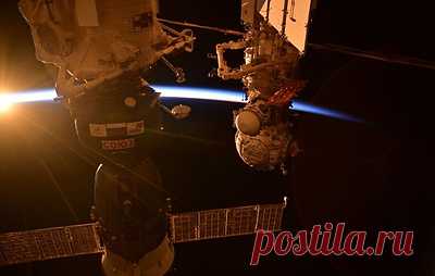 Космонавт Вагнер показал фото заката с МКС. Спецкор ТАСС отметил, что перед стартом его знакомый прислал фотографии заката с любимого места и спросил, как это выглядит с МКС
