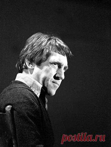 В. Высоцкий, 1974
Если где-то в глухой, неспокойной ночи
Ты споткнулся и ходишь по краю –
Не таись, не молчи, до меня докричи –
Я твой голос услышу, узнаю.

Если с пулей в груди ты лежишь в спелой ржи –
Потерпи: я спешу, и усталости ноги не чуют!
Мы вернёмся туда, где и воздух, и травы врачуют, –
Только ты не умри, только кровь удержи!..

Если конь под тобой, ты домчи, доскачи –
Конь дорогу отыщет буланый –
В те края, где всегда бьют живые ключи, –
И они исцелят твои раны.