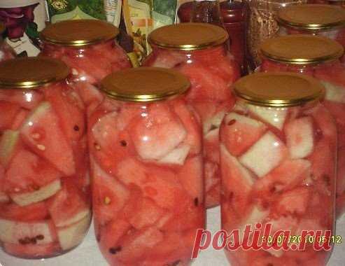 Консервированные арбузы.  
Та...ещё вкуснятина!!!Делаю каждый год,как раз к Новогодним праздникам,будут готовы!!! 
 Арбуз очистить от семечек и корки, порезать на куски, сложить их в стерилизованные банки + 3 зубка чеснока,несколько горошин чёрного перца, 2 таблетки аспирина (на 1,5 л.банку,на 3х литровую-3 таблетки и 6 зуб.чеснока). Залить рассолом (на 1 л.воды - 1ст.лож с горкой соли и 2 ст.лож сахара), до края банки, закатать, перевернуть, укутать.  P.S:В этот раз я банки ещё стерилизовала