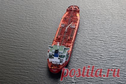 Крупные европейские компании отказались перевозить нефть из России. Три крупные греческие судоходные компании последние несколько недель отказываются перевозить российскую нефть. Таким образом танкеры надеются избежать санкций США. Для России уменьшение числа перевозчиков, готовых транспортировать подсанкционное топливо, является ударом, пишет Reuters.