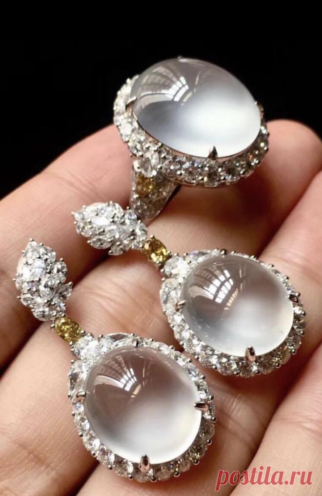 Кольцо. Гарнитур женский. Серьги. Кольцо. Лунный камень. Бесцветные бриллианты.  Белое золото. Желтое золото.