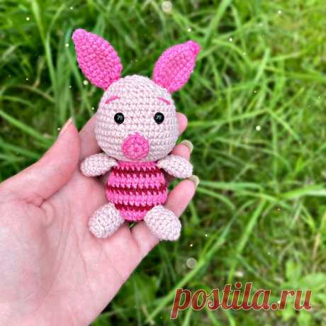 PDF Хрюня крючком. FREE crochet pattern; Аmigurumi animal patterns. Амигуруми схемы и описания на русском. Вязаные игрушки и поделки своими руками #amimore - маленькая свинка, поросёнок, свинья, поросенок из детского мультфильма Винни Пух, Дисней.