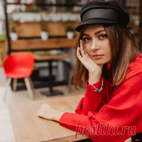 На изображении может находиться: 1 человек, сидит и часть тела крупным планом