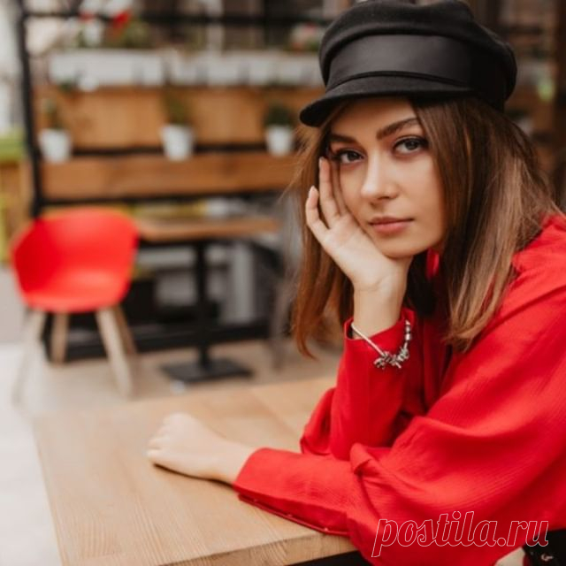 На изображении может находиться: 1 человек, сидит и часть тела крупным планом