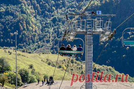 Чеченский курорт оснастили лучным тиром и кинотеатром. Горный курорт «Ведучи» в Чеченской Республике оснастили новыми развлекательными объектами. В «Ведучи» появились лучный тир, кинотеатр, зал караоке, игровая комната с приставками PlayStation 5 и виртуальными очками для игр и просмотра фильмов. Кроме того, для посетителей доступен всесезонный горнолыжный склон.