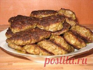 Печеночные котлетки «Варшавские» - нежнее блюда из печени я ещё не встречала!
Обязательно
 попробуйте приготовить эти печеночные котлетки, вы не пожалеете! Сало 
желательно брать не соленое или слабосоленое его должно быть не менее 
чем четверть от массы печени, иначе котлеты получатся суховатыми. 
Чеснока именно головок, не зубчиков. Не переживайте вкуса
 чеснока не будет чувствоваться, он наоборот придаст котлетам очень 
интересный, пикантный вкус. Печень можно брать любую (свиную, говяжью,