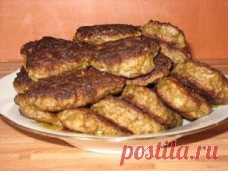 Печеночные котлетки «Варшавские» - нежнее блюда из печени я ещё не встречала!
Обязательно
 попробуйте приготовить эти печеночные котлетки, вы не пожалеете! Сало 
желательно брать не соленое или слабосоленое его должно быть не менее 
чем четверть от массы печени, иначе котлеты получатся суховатыми. 
Чеснока именно головок, не зубчиков. Не переживайте вкуса
 чеснока не будет чувствоваться, он наоборот придаст котлетам очень 
интересный, пикантный вкус. Печень можно брать любую (свиную, говяжью,