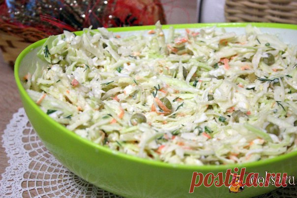Салат из свежей капусты " Зимний" Вкусный, хрустящий, простой в приготовлении салат из белокочанной капусты с яйцом и зеленым горошком можно приготовить в зимний день. Ведь продукты для него практически всегда есть в холодильнике в зимнее время года.. Этот салат замечательно прекрано дополнит будничный обед или ужин.