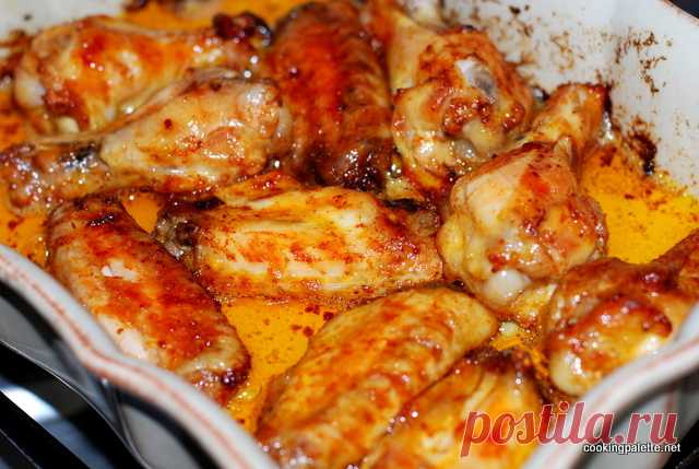 КУРИНЫЕ КРЫЛЫШКИ "БАФФАЛО"
Ингредиенты
1 – 1 ½ кг (2 – 3 lb) куриных крылышек (примерно 12-18 штук)
50 г сливочного масла
1-2 зубчика чеснока
¼ чашки острого соуса чили с кайенским перцем
Соль