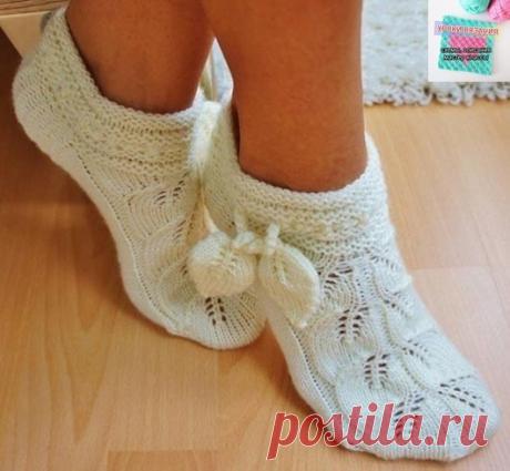 Шикарные носочки-тапочки своими руками 
Поистине шикарные носочки-тапочки, вязаные спицами ажурным узором из листочков.

Набираем 48 петель, распределяем на 4 спицы и вяжем узор:

1 ряд – лицевыми петлями;
2 ряд - изнаночными петлями;
3 ряд – лицевыми петлями;
4 ряд - изнаночными петлями;
5 и 6 ряды вяжем по кругу лицевыми петлями;
7 ряд – лицевыми петлями;
8 ряд - изнаночными петлями;
9 ряд – лицевыми петлями;

10 ряд - изнаночными петлями;
11 и 12 ряды вяжем по кругу лиц...