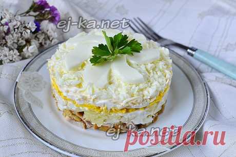Салат «Снежная королева» — очень вкусный рецепт Салат – это одно из самых главных угощений на праздничном столе. Поэтому каждая хозяйка старается приготовить как можно больше разных вкусных и питательных салатиков, и угостить ими своих гостей и всех домашних. Салат под названием «Снежная королева» однозначно заслуживает вашего внимания. Главными компонентами данного кушанья является отварное или запеченное мясо курочки и нежнейший плавленый сырок. В дуэте эти два ингредиен...
