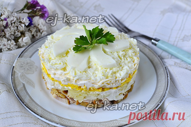 Салат «Снежная королева» — очень вкусный рецепт Салат – это одно из самых главных угощений на праздничном столе. Поэтому каждая хозяйка старается приготовить как можно больше разных вкусных и питательных салатиков, и угостить ими своих гостей и всех домашних. Салат под названием «Снежная королева» однозначно заслуживает вашего внимания. Главными компонентами данного кушанья является отварное или запеченное мясо курочки и нежнейший плавленый сырок. В дуэте эти два ингредиен...