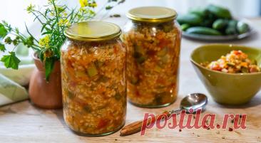 Овощная заготовка для рассольника с перловкой, свежими огурцами и томатами, которую можно хранить в банках.