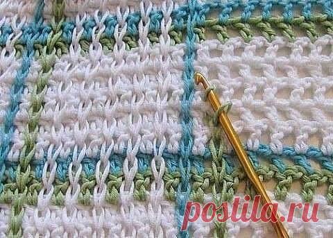Идея для пледа или другого полотна
Интересная идея для вязания крючком полотна. Может пригодится для пледов, ковриков, сумок, а возможно, и для некоторых видов одежды. Для юбки, например.
Причем, идея очень простая. Полотно вяжется филейной сеткой по принципу: 1 пуская клетка равна 1-й воздушной петле и 1-му столбику с накидом. А затем с помощью крючка эти пустые клетки «заштриховываются» вертикальными цепочками из воздушных петель (впрочем, с таким же успехом это можно на...