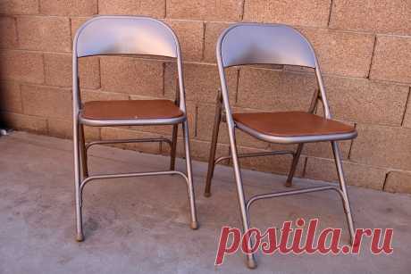 Mid-Century Samsonite Vinyl Padded Folding Chairs Tan Brown Set of Two 1960s Vintage Mid-Century the legendary brand of Samsonite Vinyl Padded Folding Chairs #1773 with a pearl gray frame constructed of tubular steel and a Vinyl Padded Seat at Tan Brown...