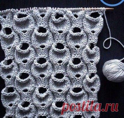 УЗОР С ДЫРОЧКАМИ
Раппорт — это повторяющееся количество петель в ряду для создания узора. Например: резинка 2×2 — 2 лицевые и 2 изнаночные. Затем рисунок повторяется в ряду столько, сколько нужно. Кромочные петли не учитываются. Так вот, эти две лицевые и две изнаночные и есть раппорт узора и отмечается звёздочкой *. То что заключено между * повторяется в ряду. То, что написано до первой * вяжется только в самом начале ряда, а то что после второй * вяжется только в конце ряда. Это горизонтальный