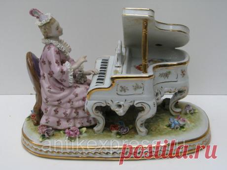 Старинная шкатулка женщина, играющая на пианино