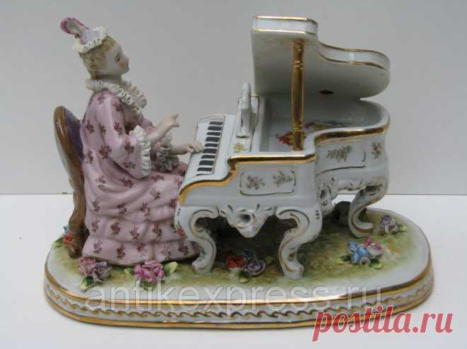 Старинная шкатулка женщина, играющая на пианино