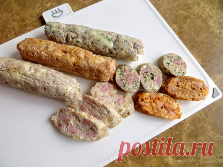 Сосиски из индейки ,из курицы с сыром и ветчиной в оболочке из Пергамента 
Хотите вкусных и сочных домашних сосисок за несколько минут? Тогда этот способ для вас! Рецепт меня просто покорил, простотой и вкусом! Век живи - век учись и будет, что-нибудь вкусненькое к обеденно…