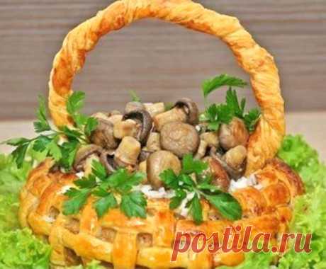 Корзина из слоеного теста с мясом, грибами и рисом