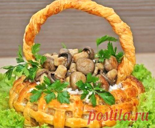Корзина из слоеного теста с мясом, грибами и рисом
