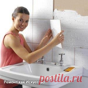 Почему со временем отваливается плитка в ванной

Укладка плитки, чаще всего, является одной из финишных операций отделки помещения. Поэтому очень обидно, когда через некоторое время она вдруг начинает отваливаться или покрывается сетью трещин. Тем более что отремонтировать дефектный участок достаточно сложно.

Как можно избежать таких досадных происшествий?

Для этого нужно знать, по каким причинам плитка может отвалиться от стены или пола.

Причины отклеивания плитки от о...
