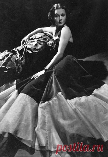 Musetouch Visual Arts Magazine
"When I come into the theatre I get a sense of security. I love an audience. I love people, and I act because I like trying to give pleasure to people." Vivien Leigh, photo by John Rawlings, 1937