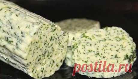 Чесночно-укропное масло на завтрак, очень ароматное и вкусное
Ингредиенты: 
-100 г сливочного масла 
-1 пучок укропа 
-1 зубчик чеснока 
-6 капель лимонного сока 
-соль
Это чесночно-укропное ароматное масло пригодится вам не раз, например, когда вам:
1 захочется добавить изюминку в стейк мясной или же рыбный
2 заправить пельмени
3 обогатить ароматами супчик
4 на бутерброды в конце-концов
Приготовление: 
Зелень моем и даем обсохнуть, срываем с пучка только нежные веточки, не трогая стебли. Мас