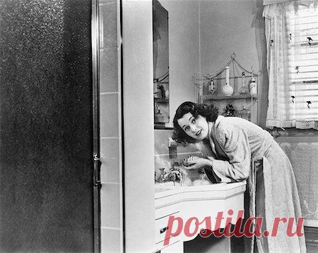 Почему русские моют руки перед едой, а европейцы - нет Наших соотечественников, побывавших в «цивилизованных» странах Запада, часто шокирует, что многие тамошние жители часто не моют руки перед едой или после посещения уборной. Для нас же, русских, это в порядке вещей. Почему?