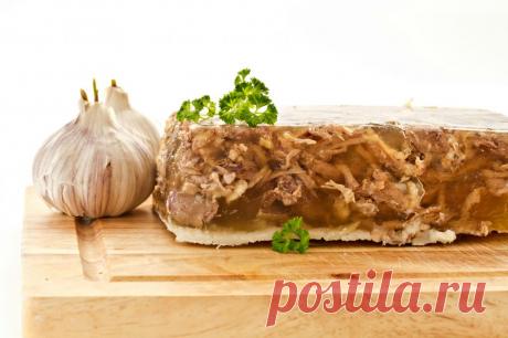 5 секретов приготовления холодца | sm-news.ru Для старшего поколения праздничный стол без холодца – не стол. Но дело не в том, что молодые хозяйки не любят это блюдо, просто холодец требует немалого запаса времени и кулинарных знаний, о которых пойдёт речь ниже.