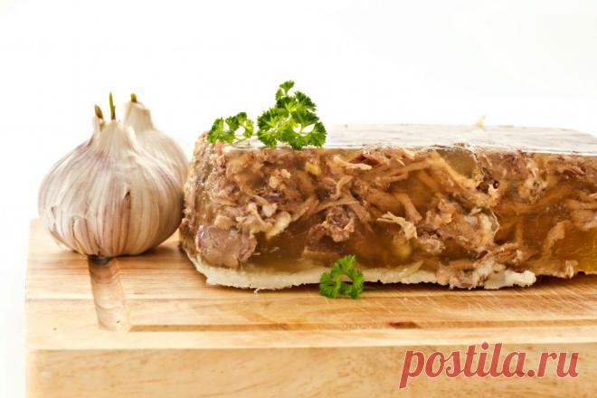 5 секретов приготовления холодца | sm-news.ru Для старшего поколения праздничный стол без холодца – не стол. Но дело не в том, что молодые хозяйки не любят это блюдо, просто холодец требует немалого запаса времени и кулинарных знаний, о которых пойдёт речь ниже.