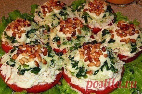 Салат-закуска с курицей и кедровыми орешками
Ингредиенты:
Грудка куриная (отваренная) — 1 шт.;
Сыр — 200 г;
Помидор — 3 шт;
Орехи кедровые — по вкусу;
Чеснок – 2 зубчика;
Соль (по вкусу)
Перец (по вкусу)
Майонез или другая заправка
Приготовление:
Листовой салат промыть, обсушить и выложить на блюдо. Помидоры порезать нетонкими колечками. Курицу разделить на волокна и выложить на помидоры. Затем слой заправки.