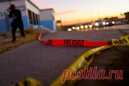 В Мексике нашли полсотни мешков с человеческими останками. Во время поисков компании молодых людей сотрудники прокуратуры мексиканского штата Халиско обнаружили в ущелье в Сапопане десятки мешков с частями тел. Они принадлежат как мужчинам, так и женщинам. В течение двух дней вертолет еще будет поднимать мешки со дна ущельях. Судмедэксперты устанавливают количество жертв.