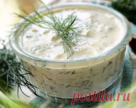 Огуречный соус вместо майонеза!
Изумительно вкусный и простой в приготовлении соус для овощей, мяса, хлеба и всего того, с чем едят майонез.
Ингредиенты:
Огурец — 1 шт.
Творог пастообразный — 100 г
Чеснок — 2 зубчика
Сметана — 2 ст.л.
Укроп — 1 ч.л.
Приготовление:
1. Натереть огурец на крупной терке и слегка отжать сок.
2. Добавить творог, измельченный чеснок, нежирную сметану, мелкопорезанный укроп.
3. Приправить специями и перемешать.