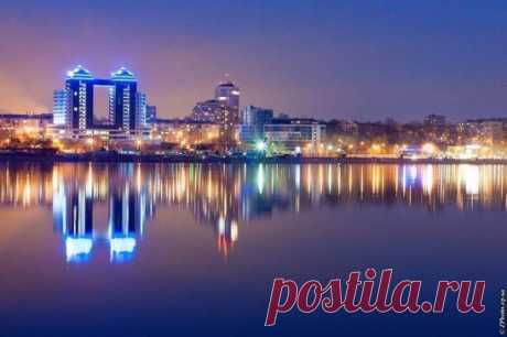 Запорожье. Вечерняя Набережная отражается в спокойных водах Днепра. Вид с острова Хортица.