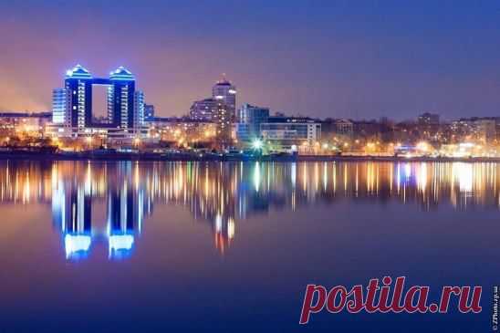 Запорожье. Вечерняя Набережная отражается в спокойных водах Днепра. Вид с острова Хортица.