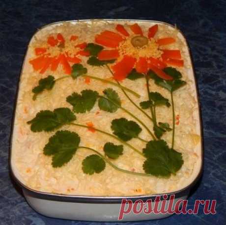 Многослойный салат «Петроградский»

Для салата нам нужно:

- вареная куриная грудка

- 3-4 вареных картофелины

- 2-3 вареных моркови

- 3-4 вареных в крутую куриных яйца

- 400 гр. баночка консервированных нарезанных шампиньонов, можно заменить их свежими.

- 1 репка лука

- кусочек 100-200 гр. сыра (пойдет любой, любимый Вами, у нас или Эдем или Гауда).

- масло для жарки

- майонез