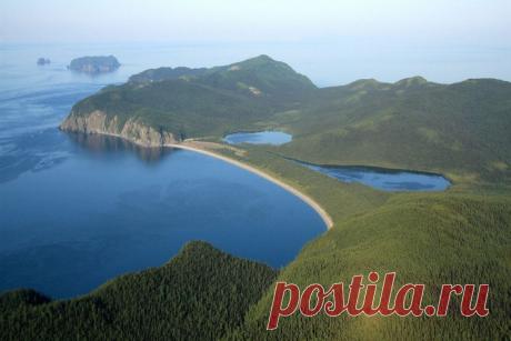 Шантарские острова на карте России. Какой стране принадлежат, где находятся, фото, туры, цены на отдых, национальный парк, интересные факты Шантарские острова входят в состав Тугуро-Чумиканского района Хабаровского края. Это архипелаг из 15 островов в Охотском море (см. на карте), расположенных на краю русского света, между Сахалином и Большой землей. Острова с истинно русской душой, загадочной, непредсказуемой, буйной, неприступной. Где находится на карте России, географи...