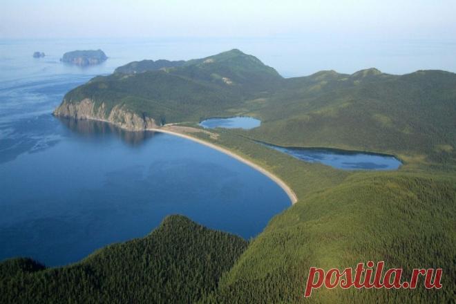 Шантарские острова на карте России. Какой стране принадлежат, где находятся, фото, туры, цены на отдых, национальный парк, интересные факты Шантарские острова входят в состав Тугуро-Чумиканского района Хабаровского края. Это архипелаг из 15 островов в Охотском море (см. на карте), расположенных на краю русского света, между Сахалином и Большой землей. Острова с истинно русской душой, загадочной, непредсказуемой, буйной, неприступной. Где находится на карте России, географи...