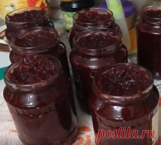 Просто консервированная свекла - для борща, салатов, закусок и пр.
Отварить в подсоленной воде 1 кг свеклы. Почистить и измельчить нужным способом (кубики, терка, брусочки).
Вскипятить 1 л воды, растворить в ней 1 ст. л. соли и треть чайной ножки лимонной кислоты.
Залить свеклу маринадом, довести до кипения. Проварить пару минут и сразу разложить по банкам. Закатать. Как остынет убрать на хранение.